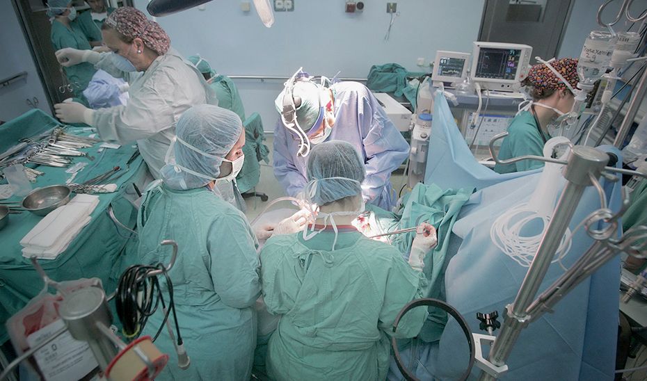 Médicos durante una operación en un quirófano de Andalucía en una imagen de archivo.
