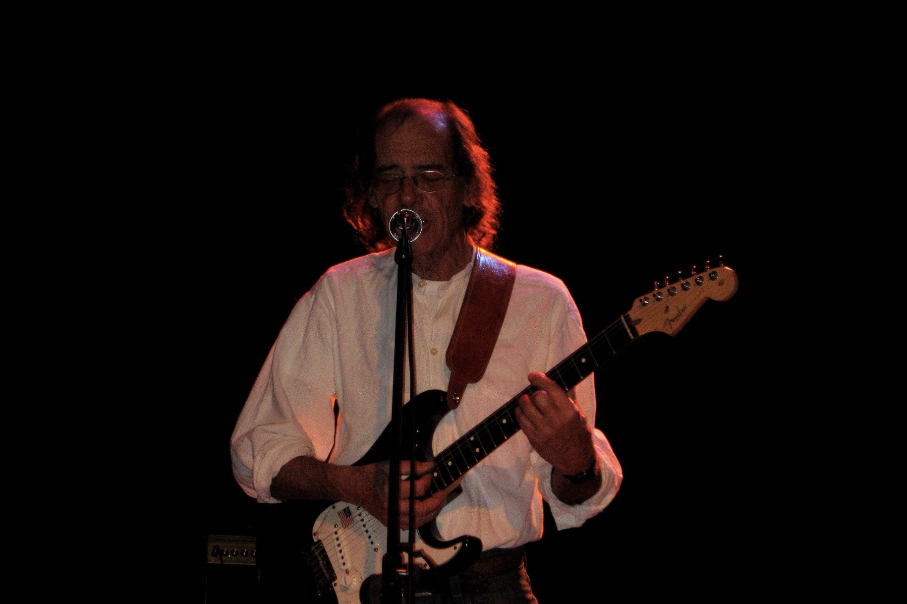 Luis Gil Pinedo, guitarra en ristre, en una imagen ya eterna.