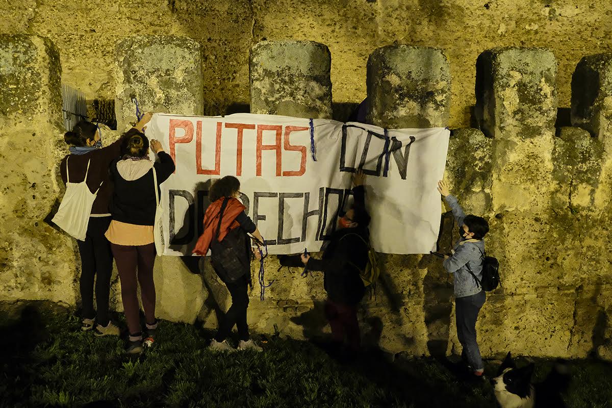 Colocación de la pancarta en la muralla frente al Parlamento andaluz. Autor: José Luis Tirado.