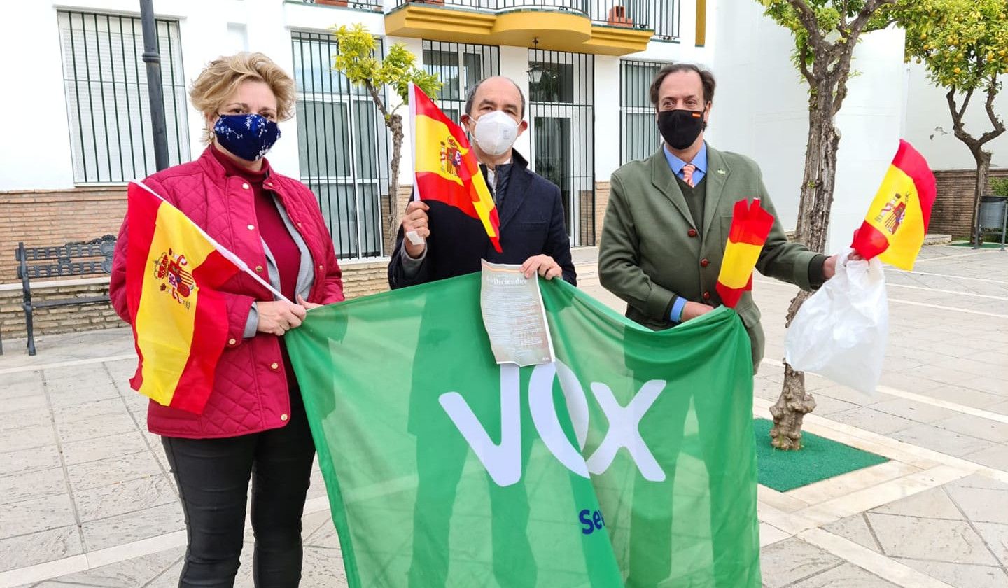 Carmen Pérez, a la izquierda, una de las portavoces de Vox que abandonan la formación.