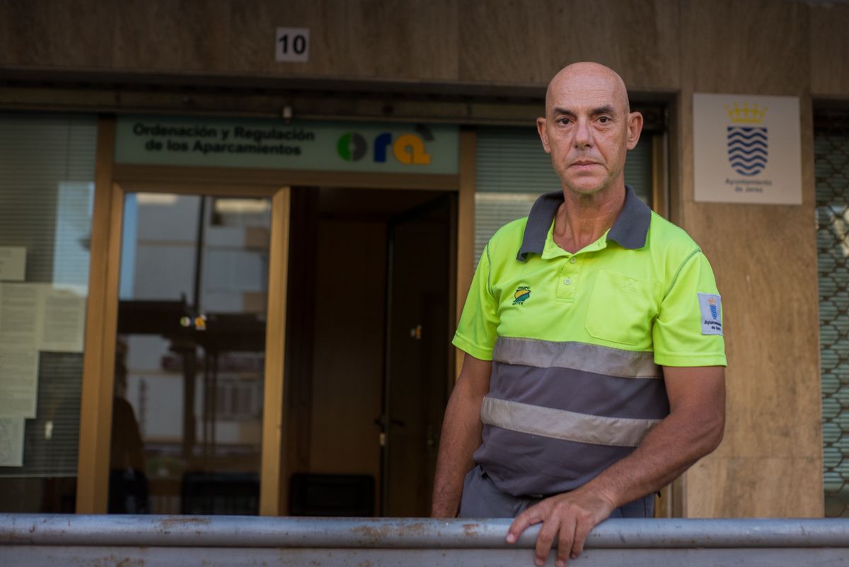 José Ramón Aragón, delante de la oficina del servicio de la ORA, en Jerez. FOTO: MANU GARCÍA