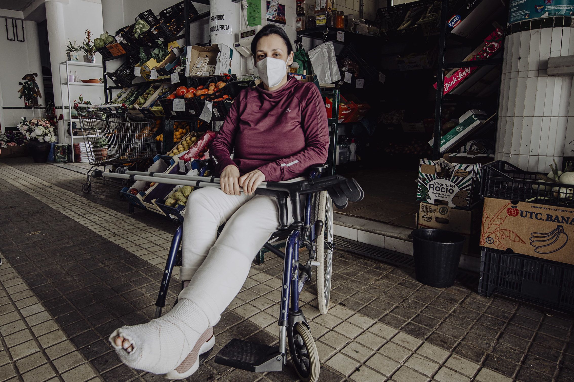 Yolanda, propietaria de una frutería en la plaza, en silla de ruedas tras sufrir un accidente días atrás.