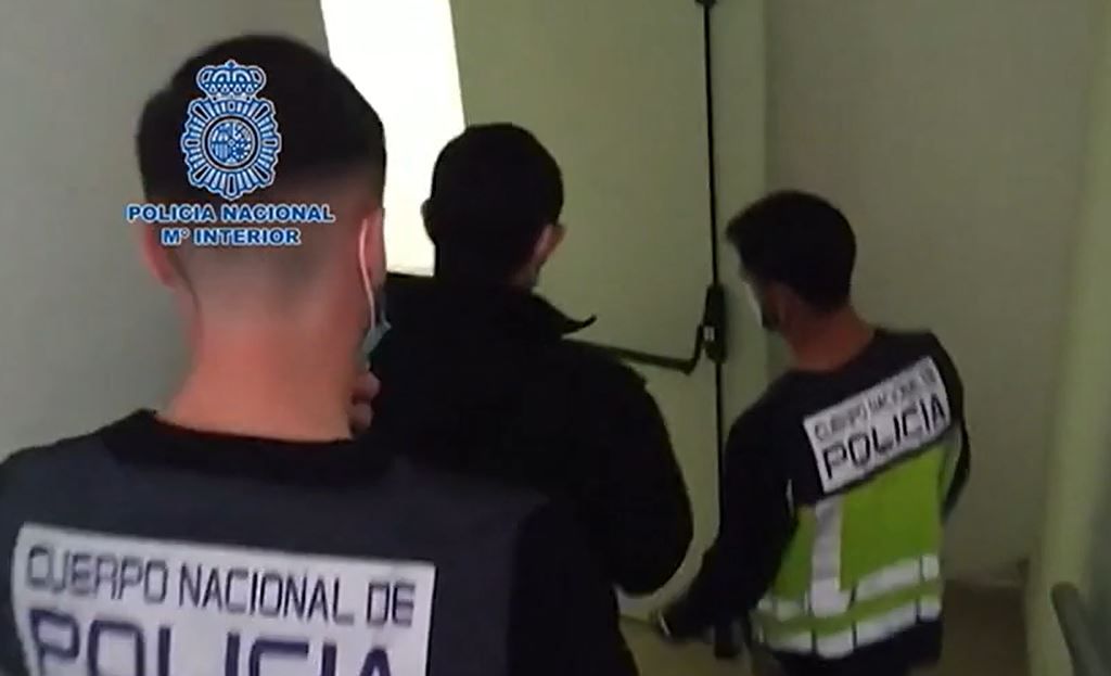 Agentes de la Policía Nacional. En Valencia han detenido a dos jóvenes por violar y maniatar a una joven.