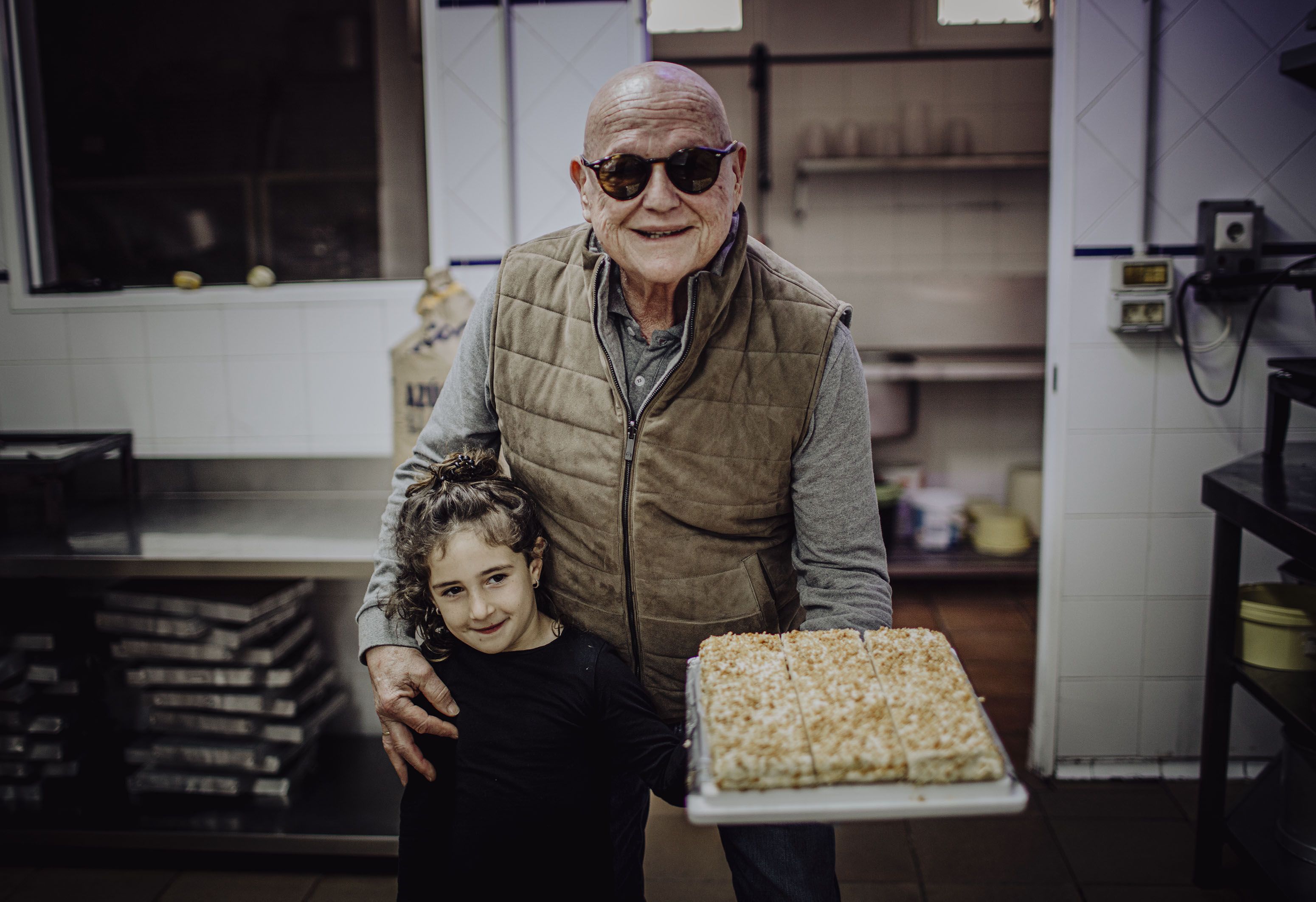 El repostero y su nieta muestran "la tartita de El Puerto".