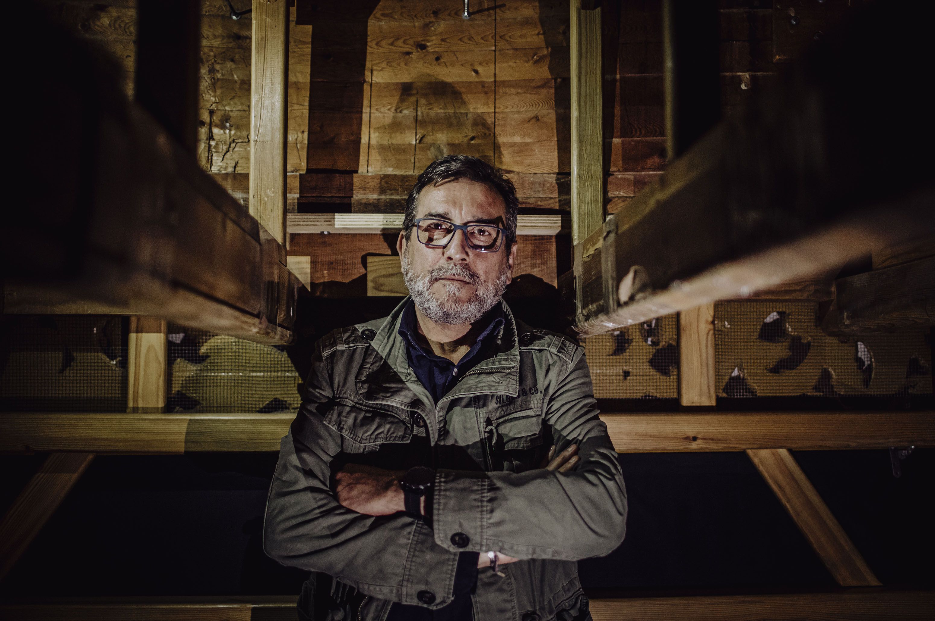 Martín Gómez entre las trabajaderas de un paso.