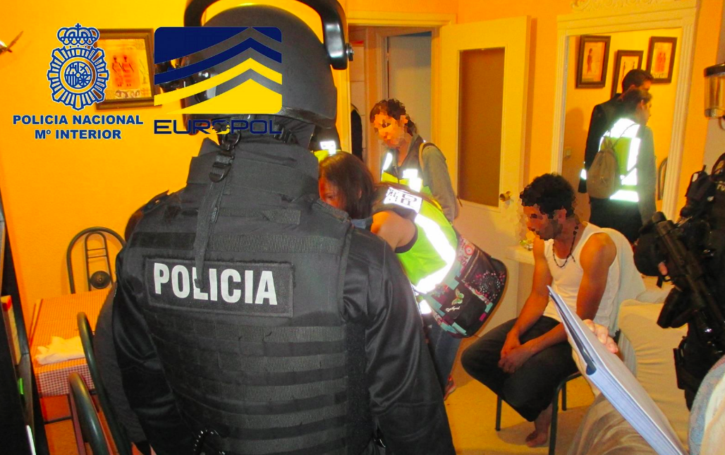 La policía, durante uno de los registros en el marco de la operación.