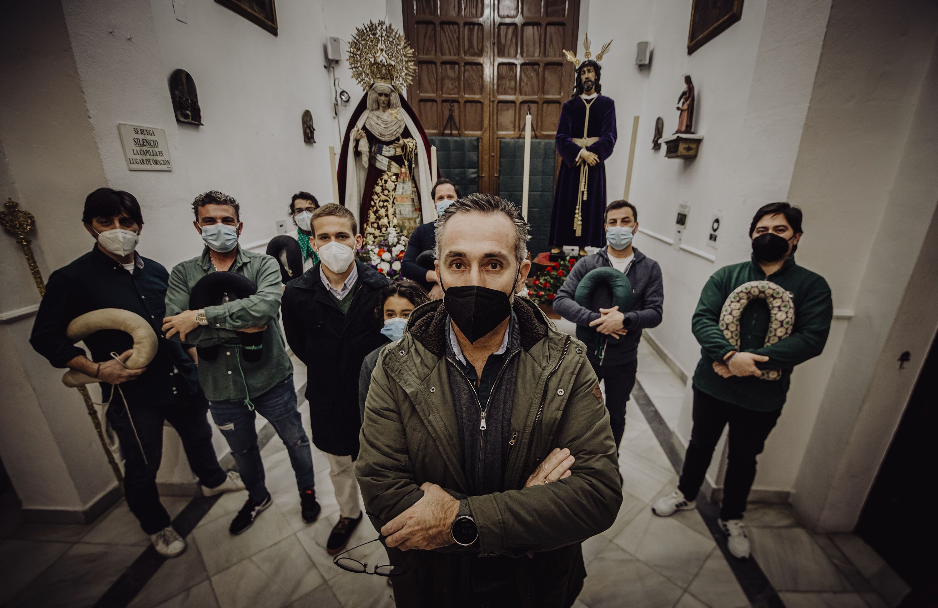 Tomás Sampalo, con algunos miembros de su cuadrilla, en el interior de la capilla de la Yedra.