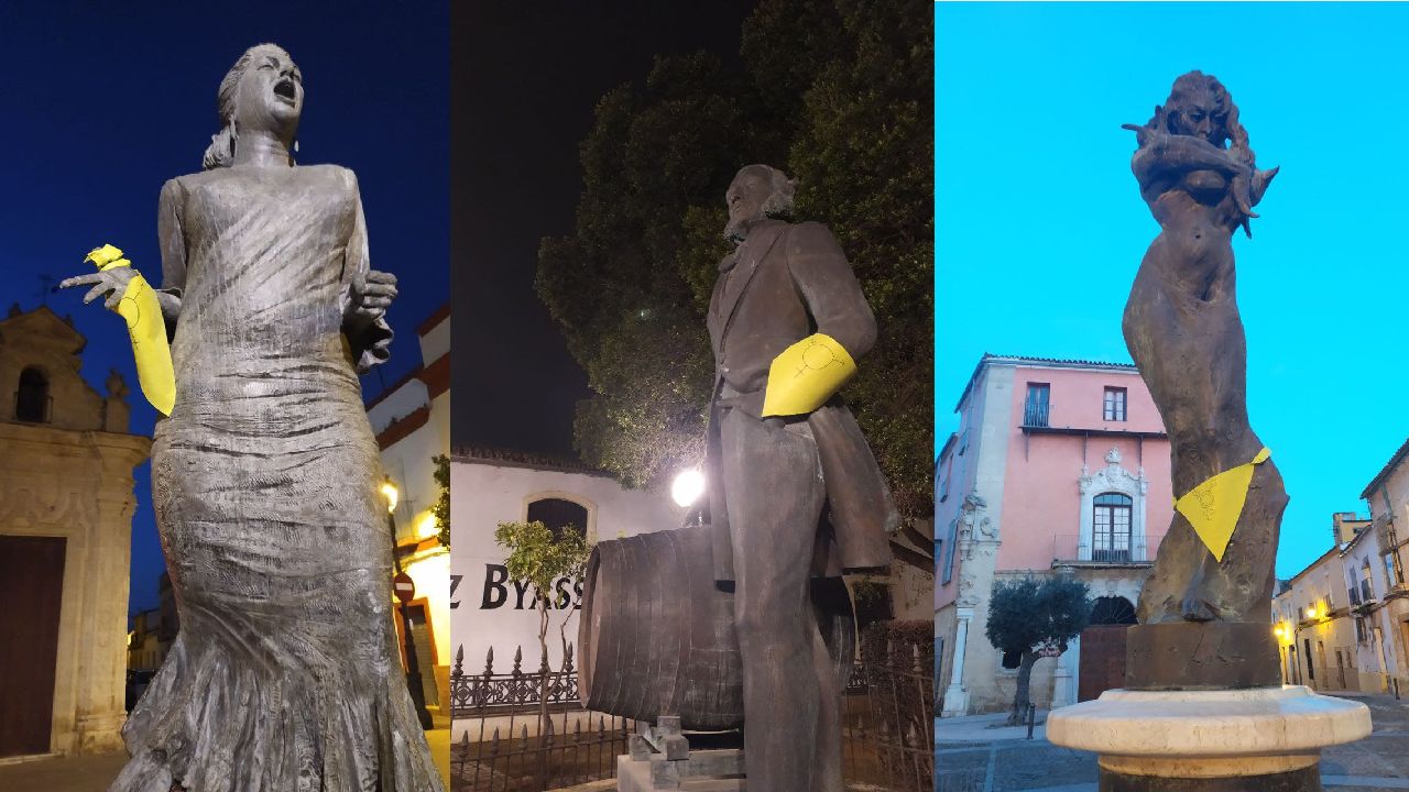 Varias estatuas de Jerez con las pañoletas amarillas.