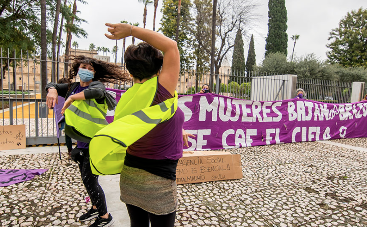 Colectivos feministas rodean "de forma simbólica" el Parlamento andaluz este 8M. CANAL SUR