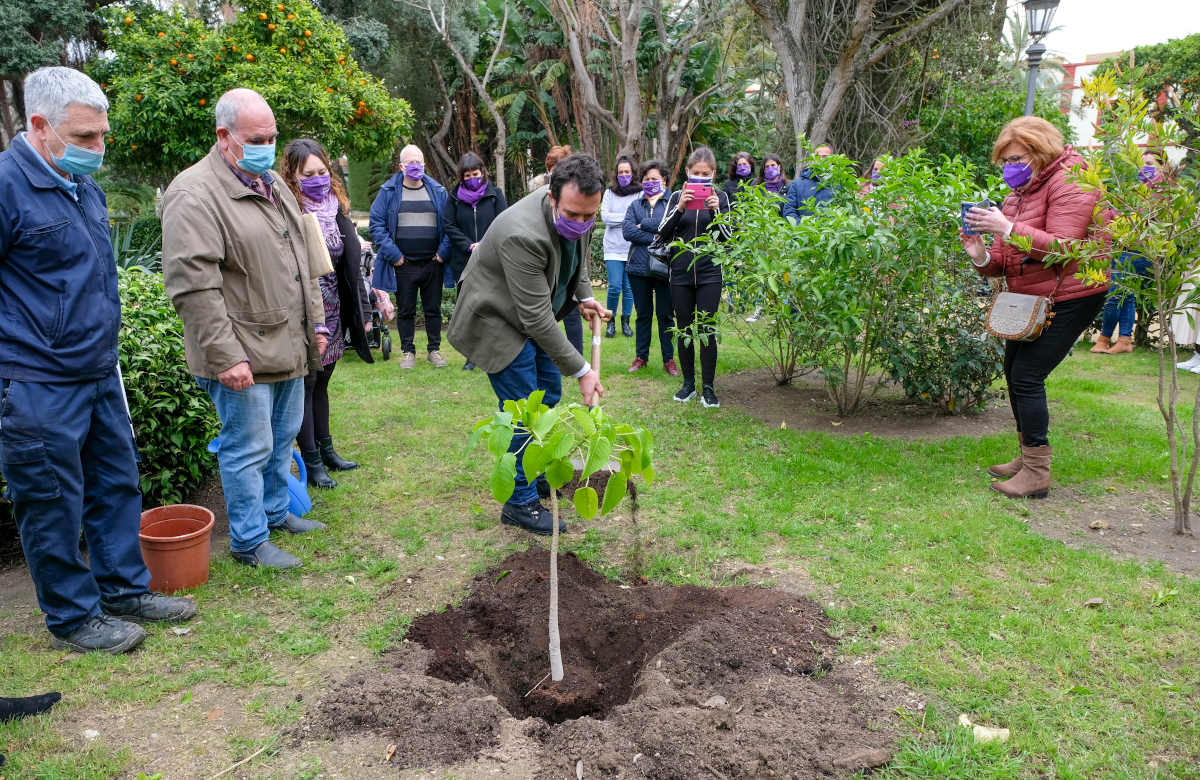 El alcalde de Cádiz, José María González, planta un árbol en el parque Genovés por el 8M.