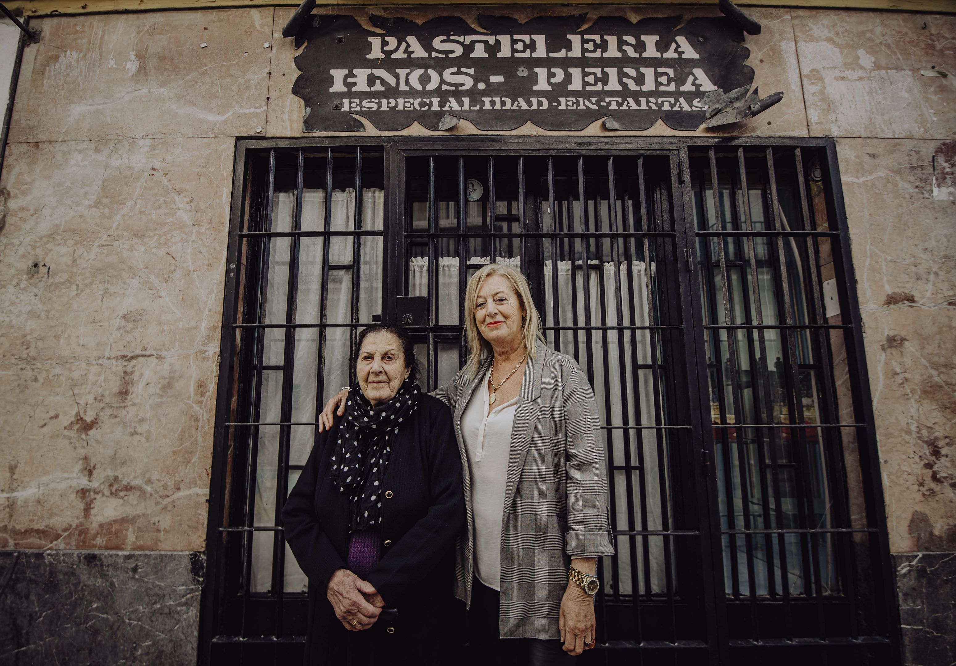 Rosario Jiménez y su hija María José Perea, frente al histórico establecimiento.