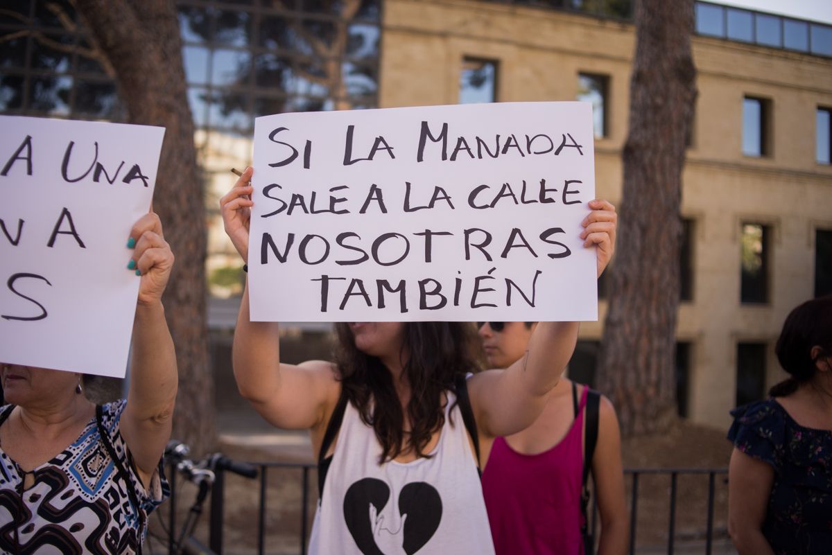 Una pancarta en una pasada manifestación contra la libertad provisional de los miembros de 'La Manada' en Jerez. FOTO: MANU GARCÍA. 