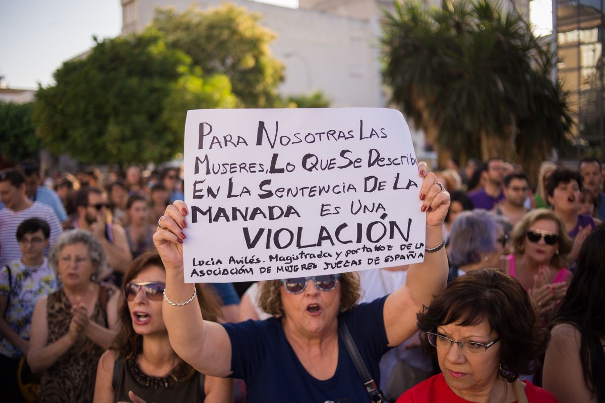 Una mujer sostiene una pancarta durante una manifestación en Jerez contra la libertad provisional de los miembros de 'La Manada'. FOTO: MANU GARCÍA. 