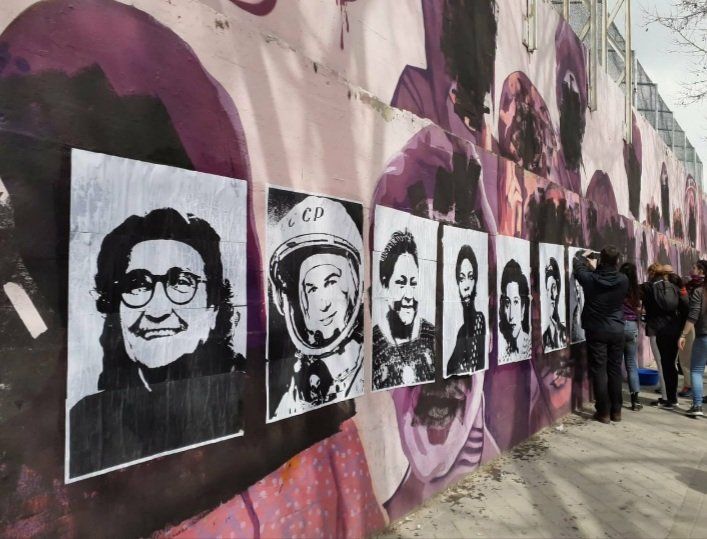 Vallecas reconstruye el mural feminista.