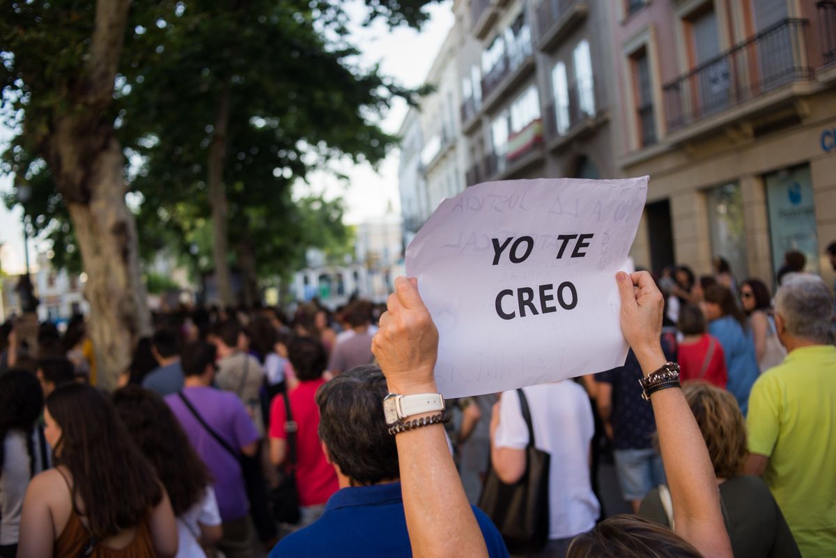 Una pasada manifestación en Jerez contra la libertad provisional de los miembros de 'La Manada'. FOTO: MANU GARCÍA. Juicio por un caso de violación en Málaga: “Cada agresor intercambió sus posiciones con la víctima”