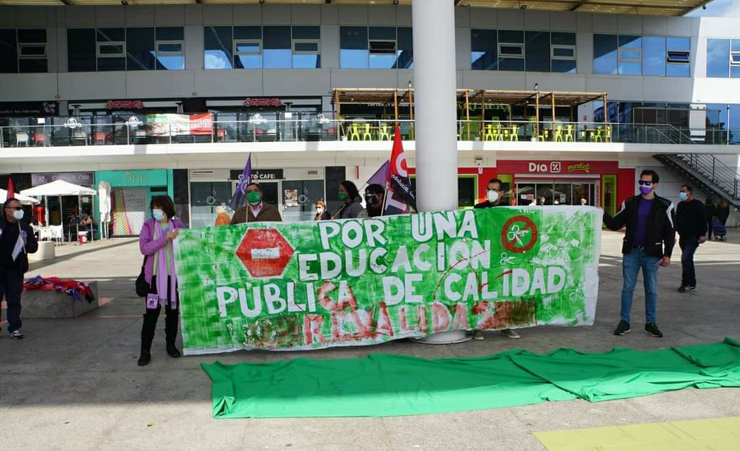 Una protesta de CGT contra el recorte de líneas en la educación pública. Faltan 5.000 maestros especialistas.