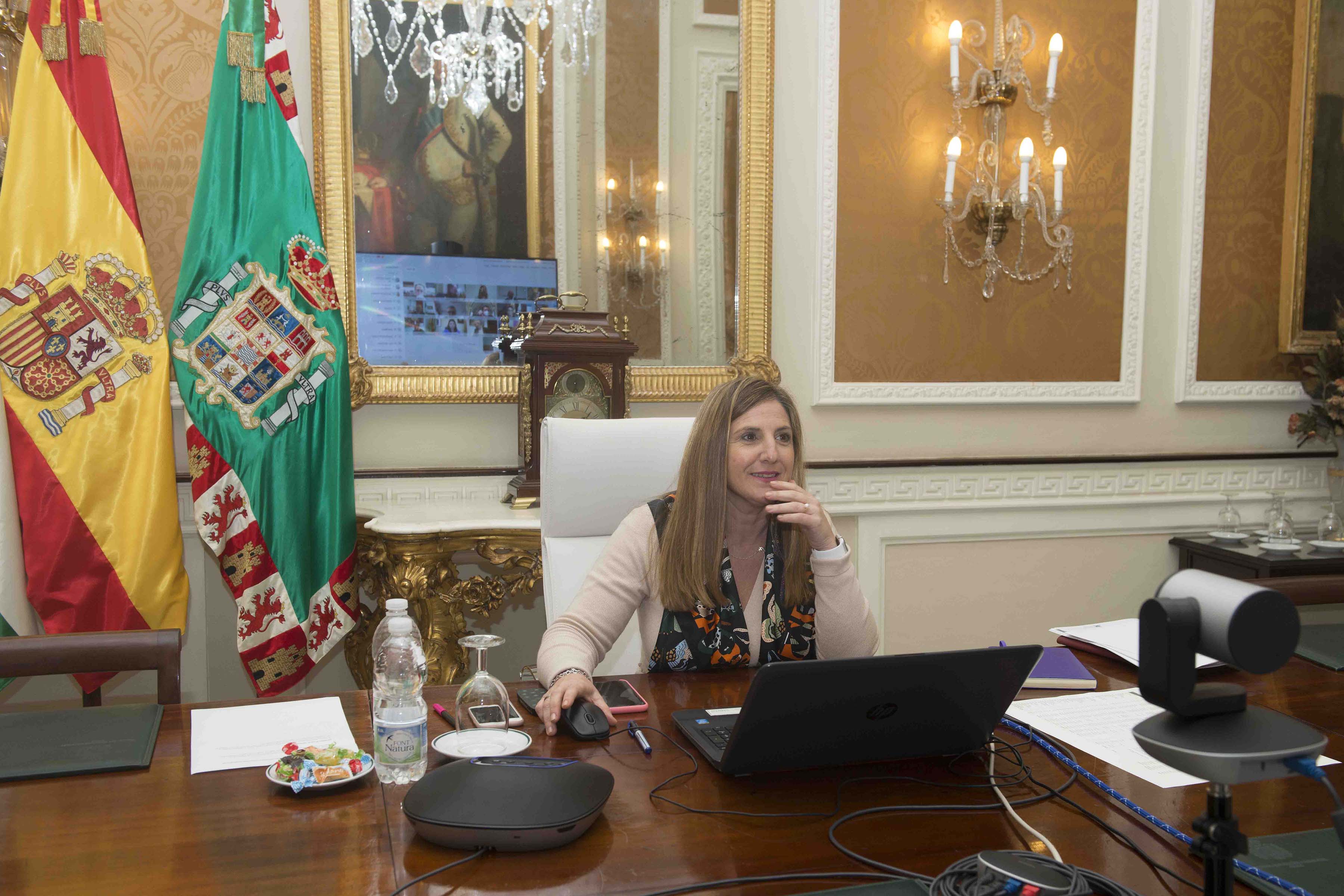 La presidenta de Diputación de Cádiz, Irene García, reunida este pasado martes con alcaldes y alcaldesas de la provincia de Cádiz.