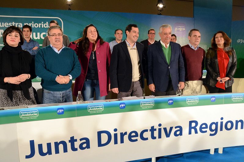 Moreno Bonilla y Javier Arenas (actualmente senador por la cuota autonómica del PP), en el centro de la imagen, en una imagen de 2015. PP-A