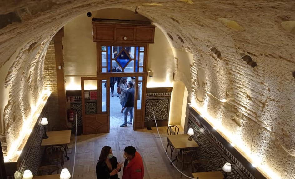 Interior del bar Giralda, donde se hallaron restos de un hamán almohade del siglo XII.