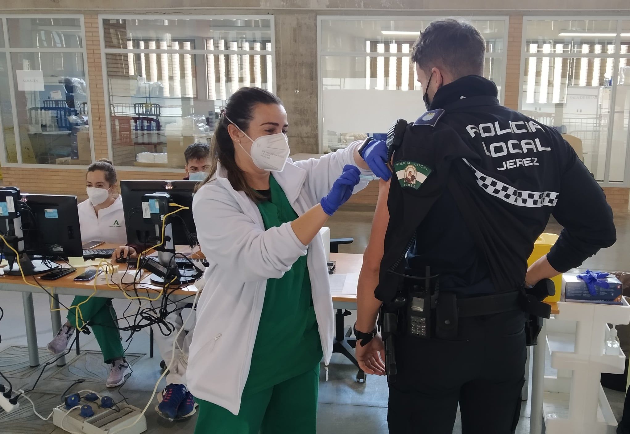 Un policía local recibe la vacuna en Ifeca.