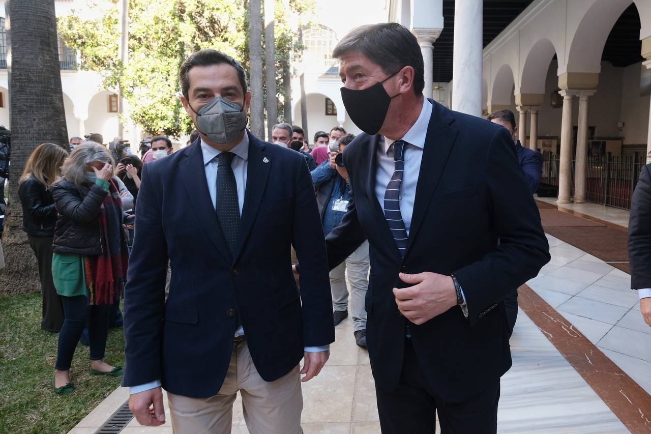 Juan Manuel Moreno y Juan Marín, líderes de PP y Cs en Andalucía, tras la rueda de prensa.