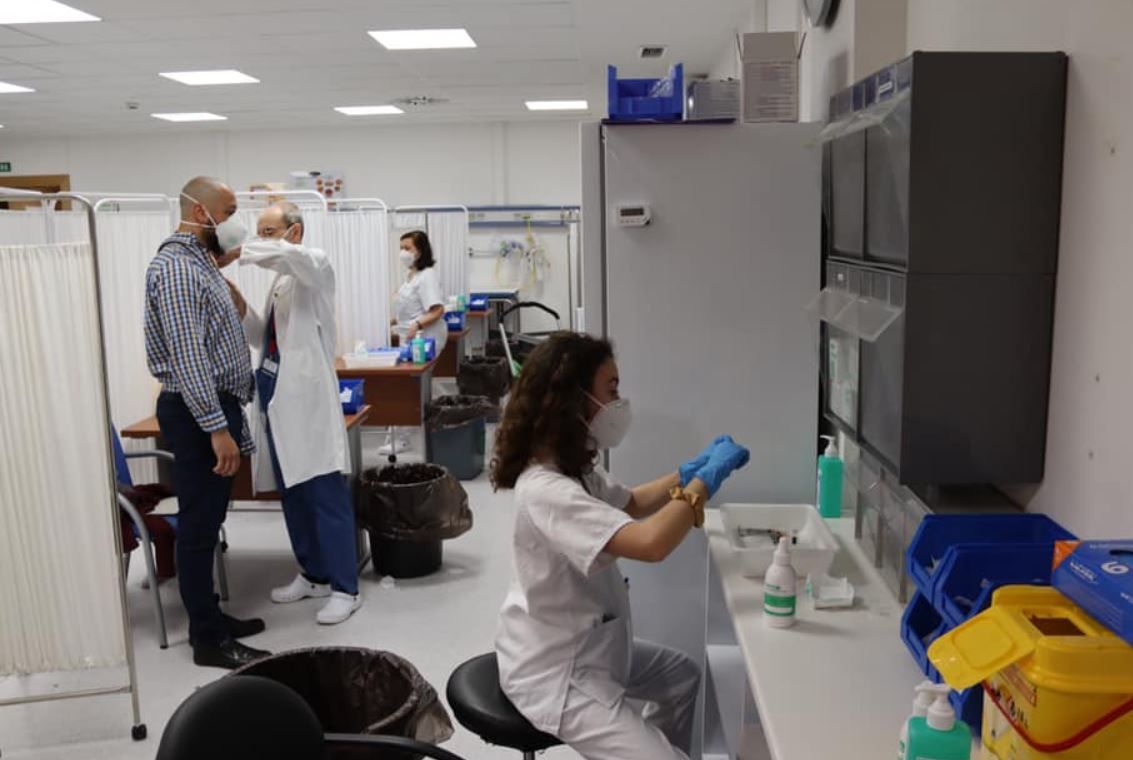 Vacunación en un hospital andaluz donde la Junta quiere ampliar el período de tiempo entre la primera y segunda dosis.