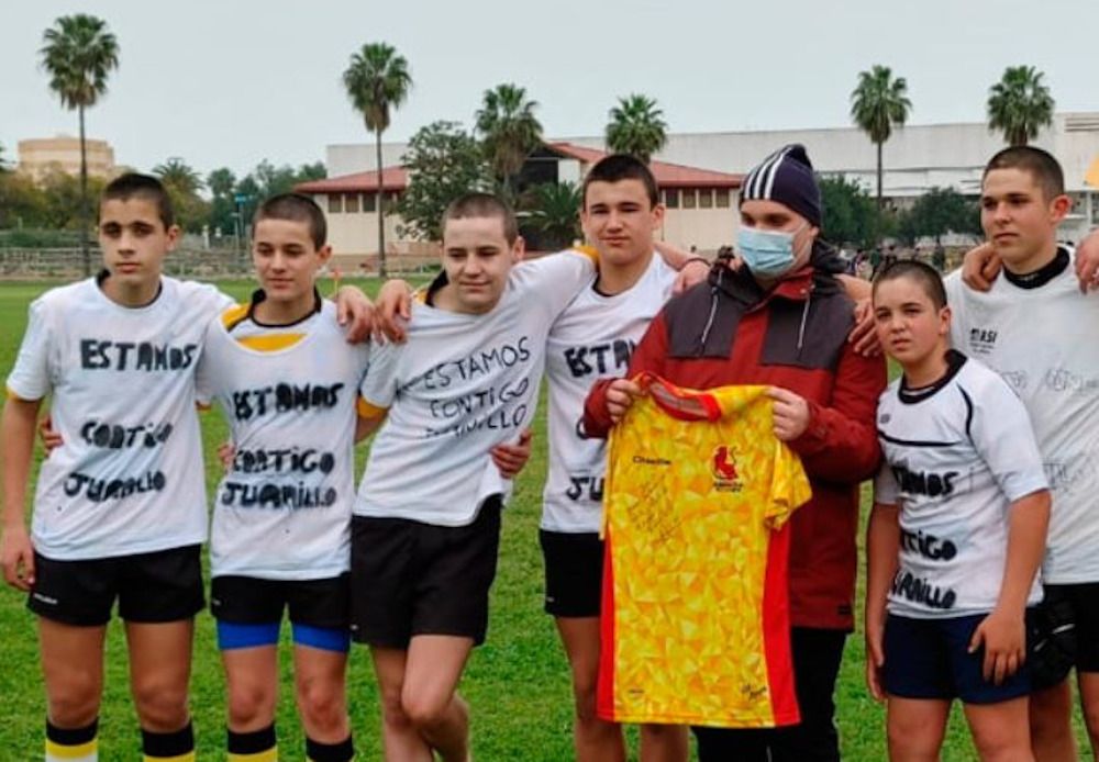 Juanito con varios compañeros de su equipo de rugby en la pradera de Chapín de Jerez.   MARIANISTAS