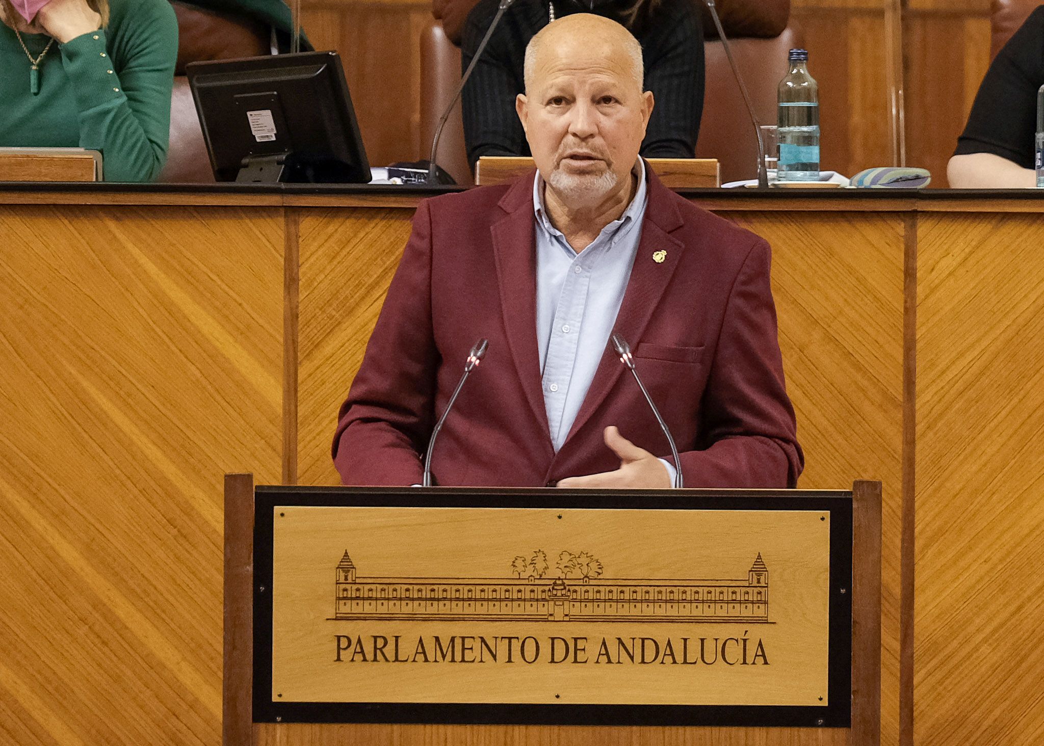 El consejero Javier Imbroda, defendiendo la implantación del 'pin parental', en el Parlamento andaluz.