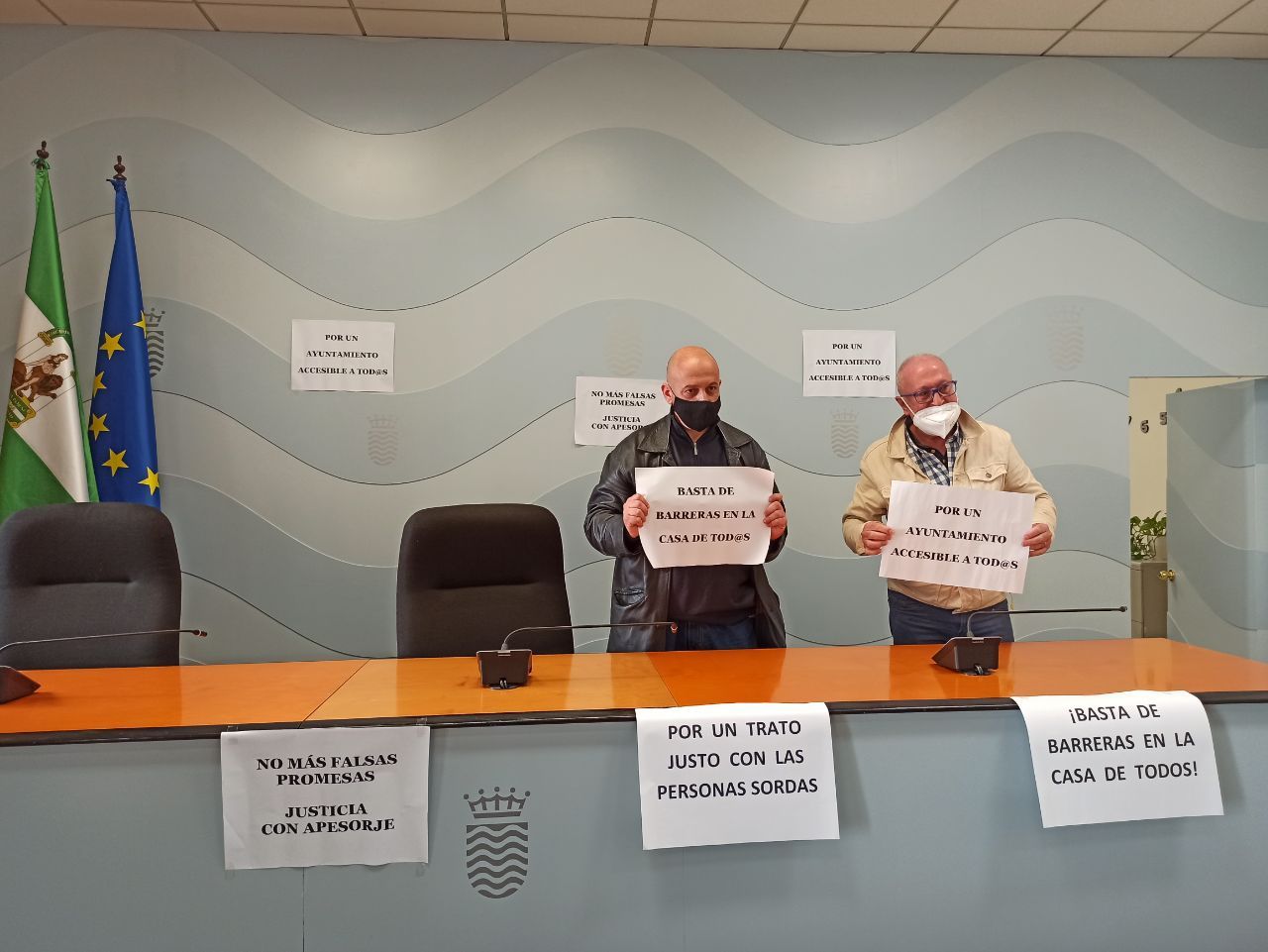 Raúl Ruiz Berdejo, de IU, con representantes de Apesorje, encerrados en el Ayuntamiento.