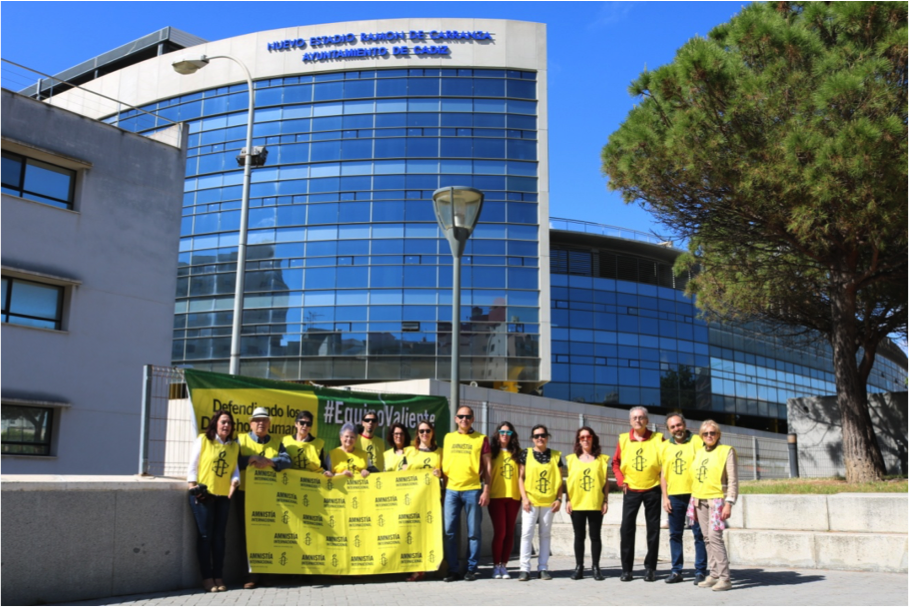 Activistas de Amnistía Internacional Andalucía ante el estadio Ramón de Carranza.