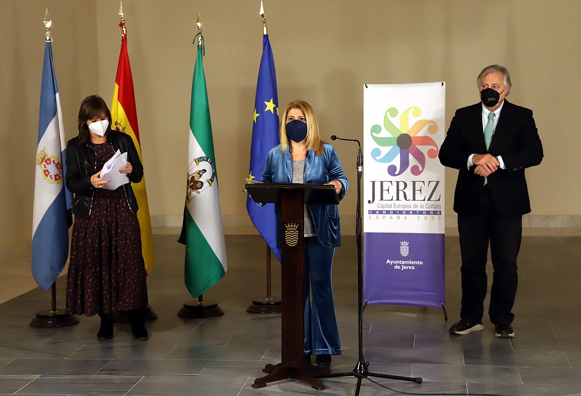 La alcaldesa Mamen Sánchez, y los tenientes de alcaldesa Paco Camas y Laura Álvarez, en un acto para impulsar la candidatura de Jerez como Capital Europea de la Cultura.