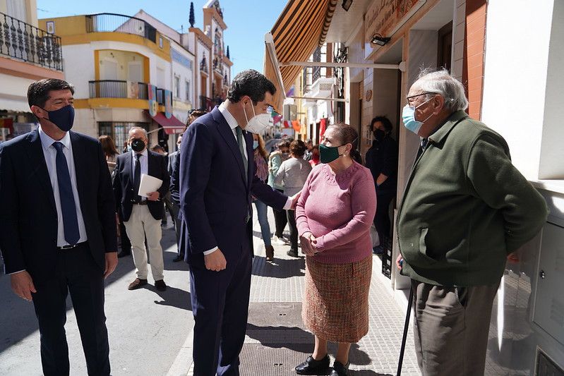 Moreno saluda a vecinos de Palos de la Frontera, ante la mirada de Juan Marín, este viernes. JUNTA DE ANDALUCÍA
