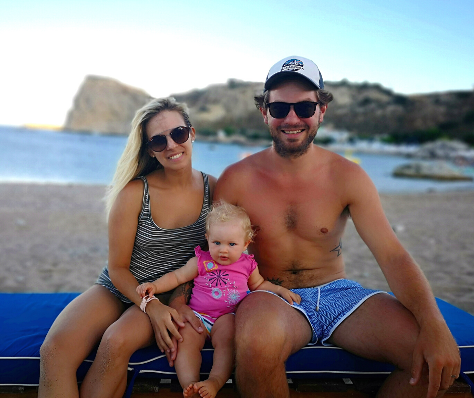 La pareja con su hija en una playa de Rodas, Grecia. 