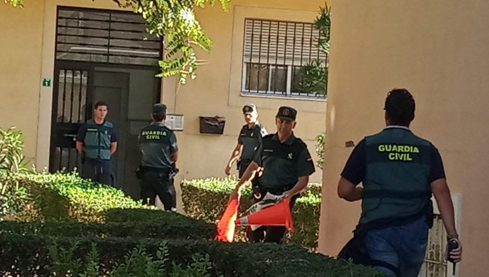 Agentes de Guardia Civil, en la vivienda donde la mujer asesinó a su hijo.