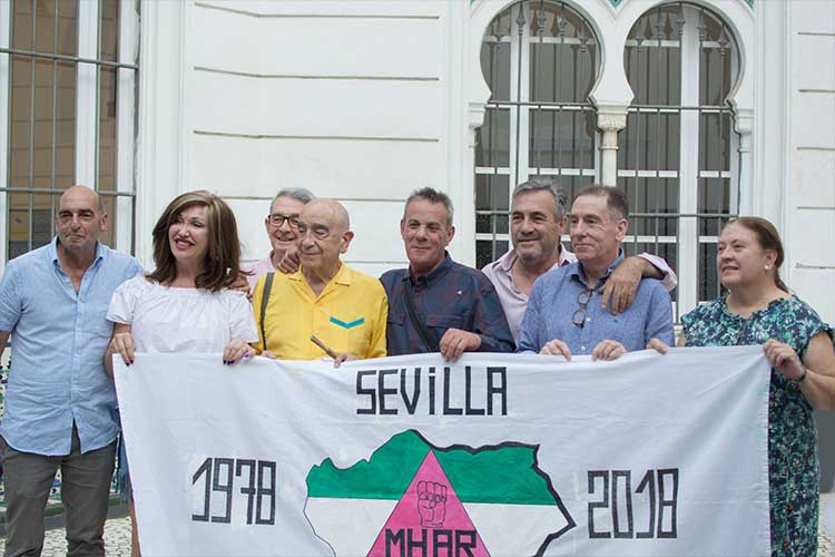 Activistas históricos andaluces del MHAR junto a Armand de Fluvià. FOTO: MARCEAU HAMER. 