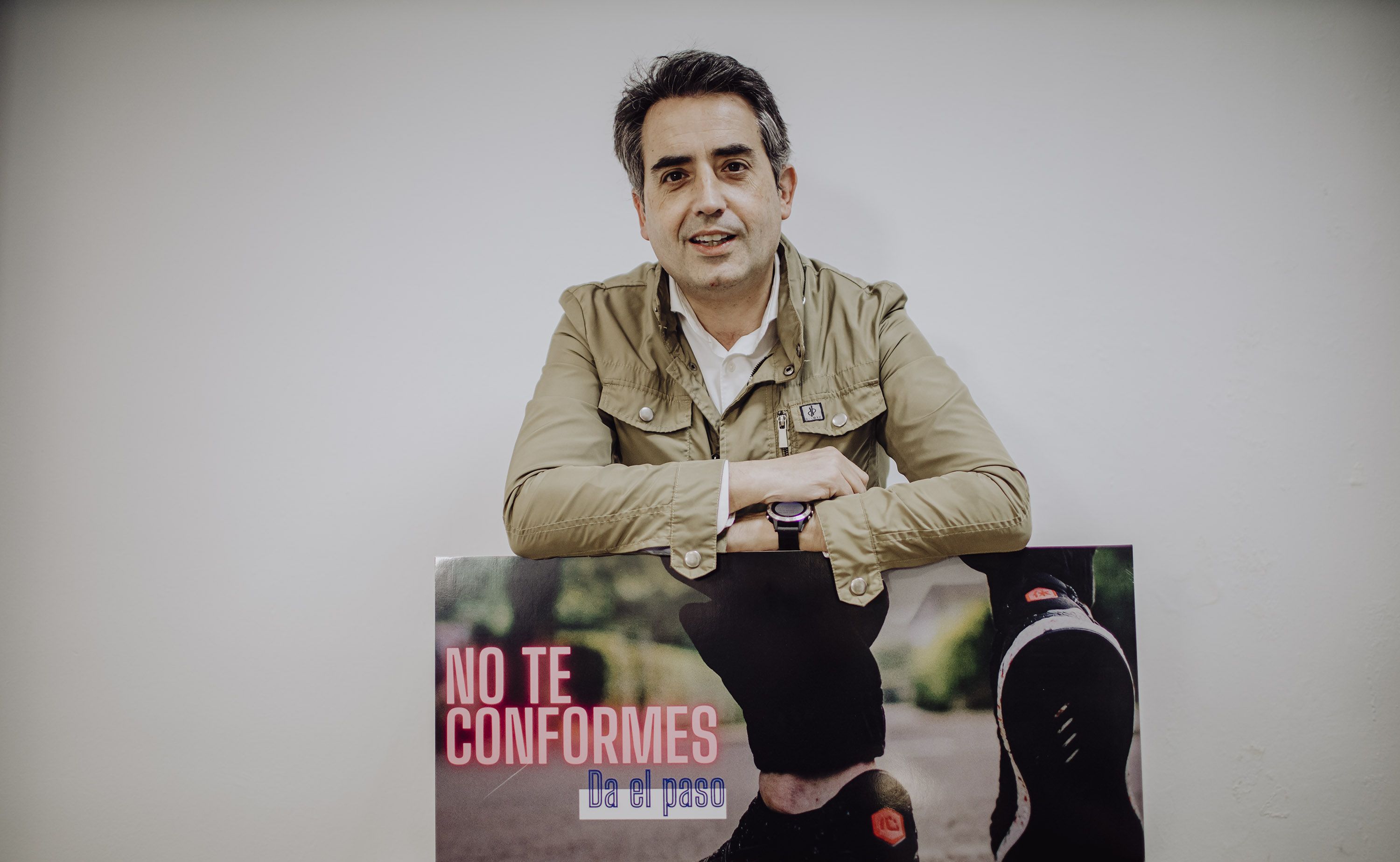 Antonio Saldaña, con un cartel de campaña del PP.