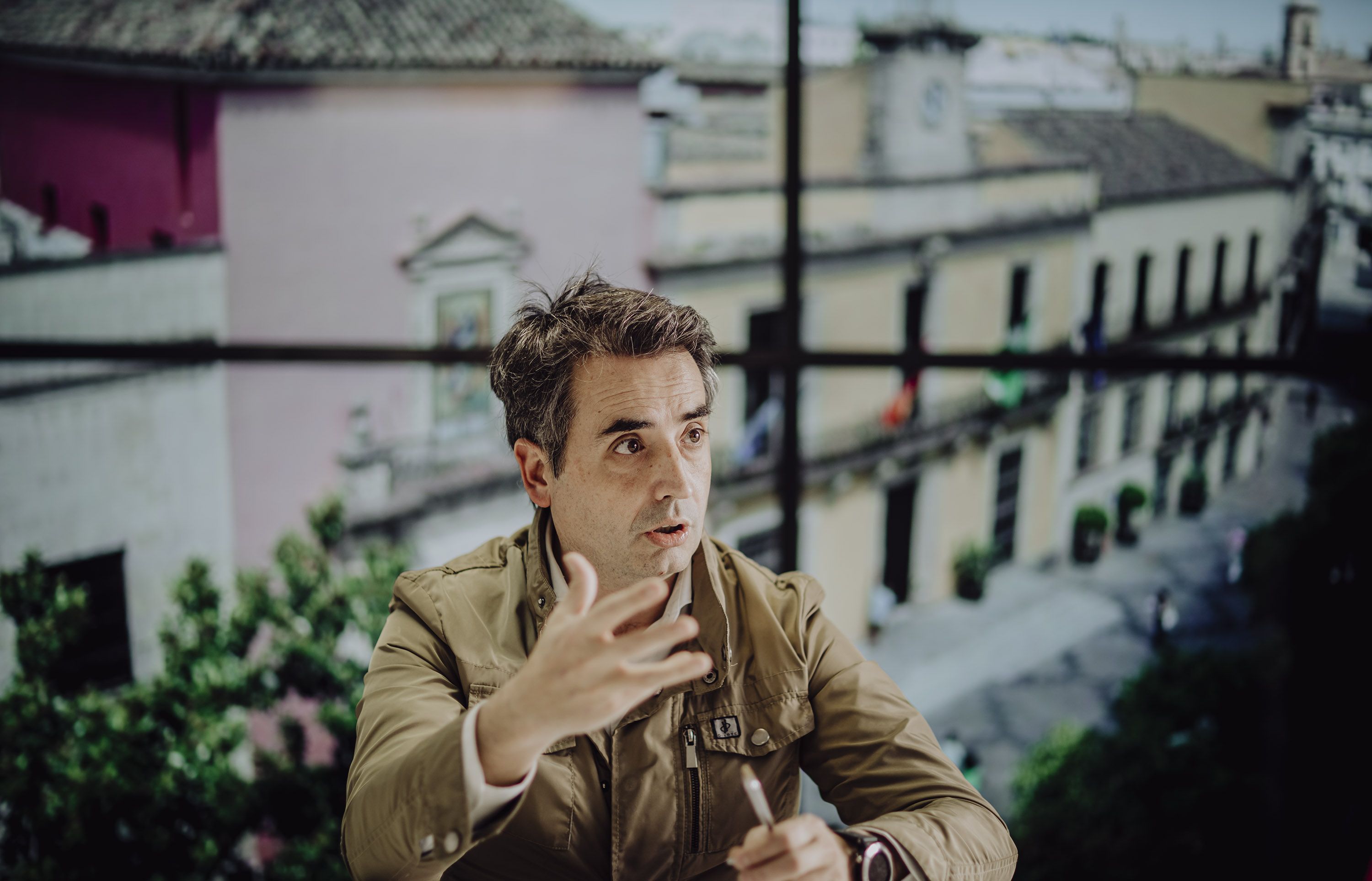 Antonio Saldaña, con una imagen del Ayuntamiento al fondo, en una entrevista para lavozdelsur.es.