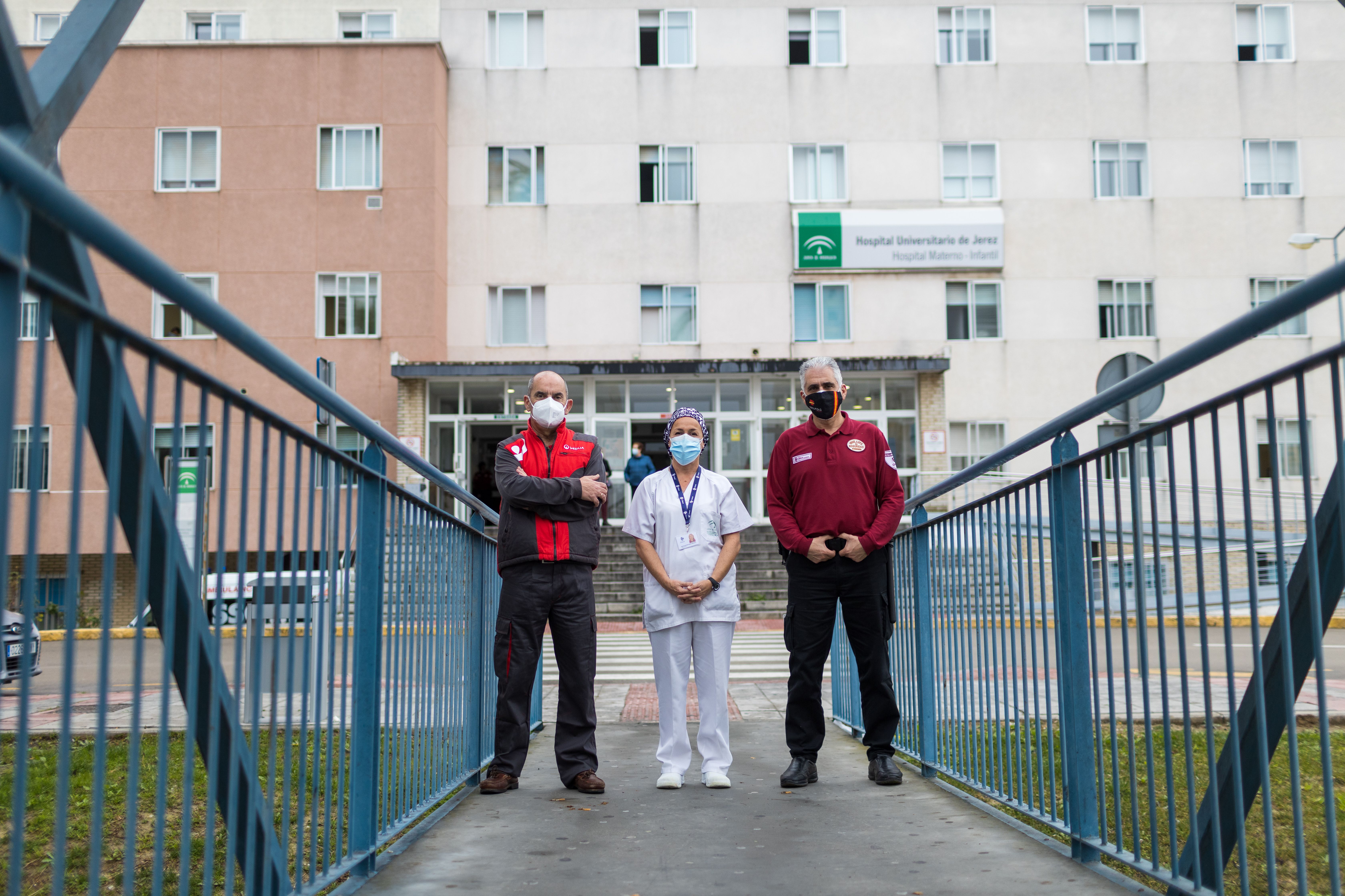 Antonio Medina (seguridad), Angustias Martín (limpieza) y José Manuel Sánchez (mantenimiento), empleados del Hospital de Jerez, son los otros 'héroes' del covid.
