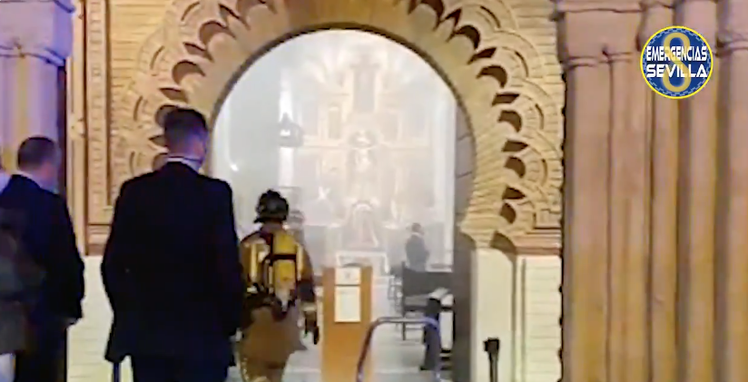 Un bombero, entrando en la iglesia de Santa Catalina durante el incendio.