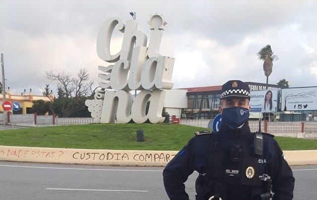 Un agente de Policía Local de Chiclana, trabajando este fin de semana