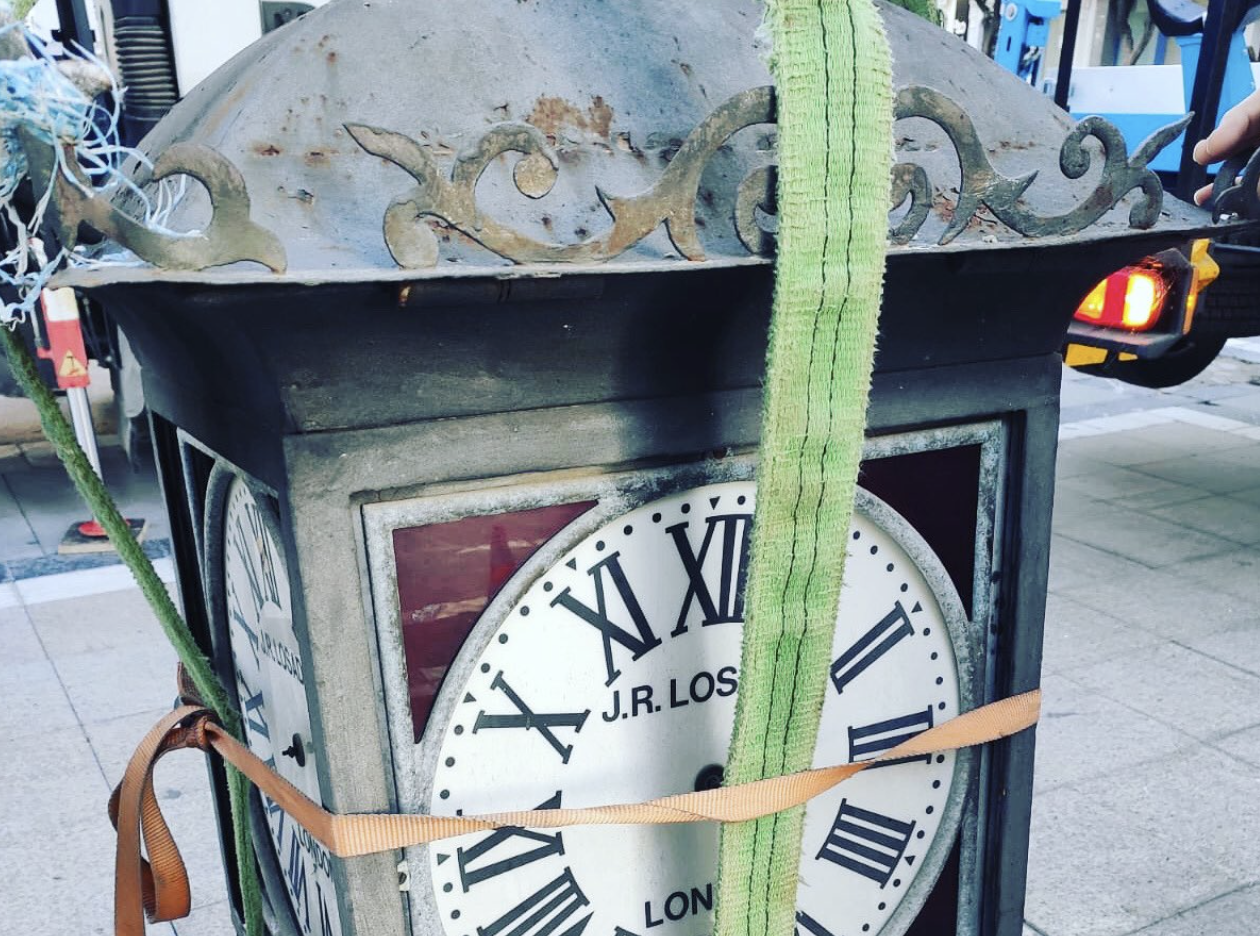 El Reloj de Losada, cuando fue trasladado para su reparación. PP JEREZ
