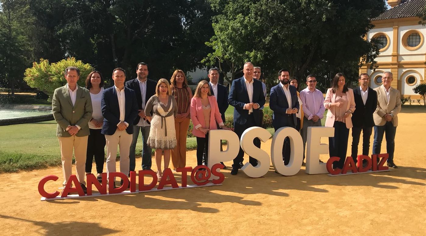 La secretaria general del PSOE de Cádiz, Irene García, posa con los candidatos a la Alcaldía de la provincia.