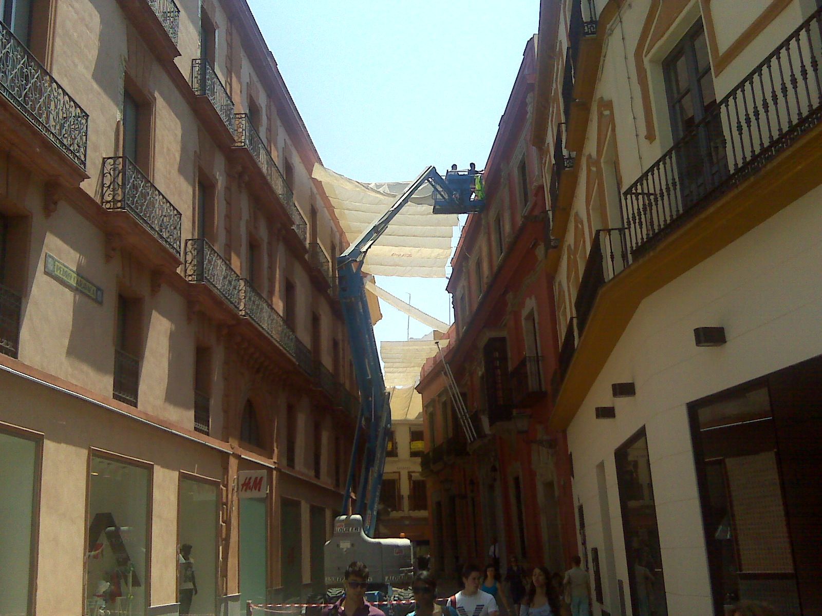 Sistema de entoldado en el centro de Sevilla, en una imagen de archivo,