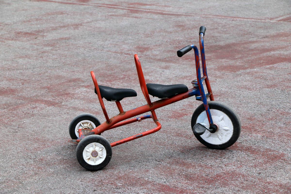 Triciclos de juguete de una escuela infantil.