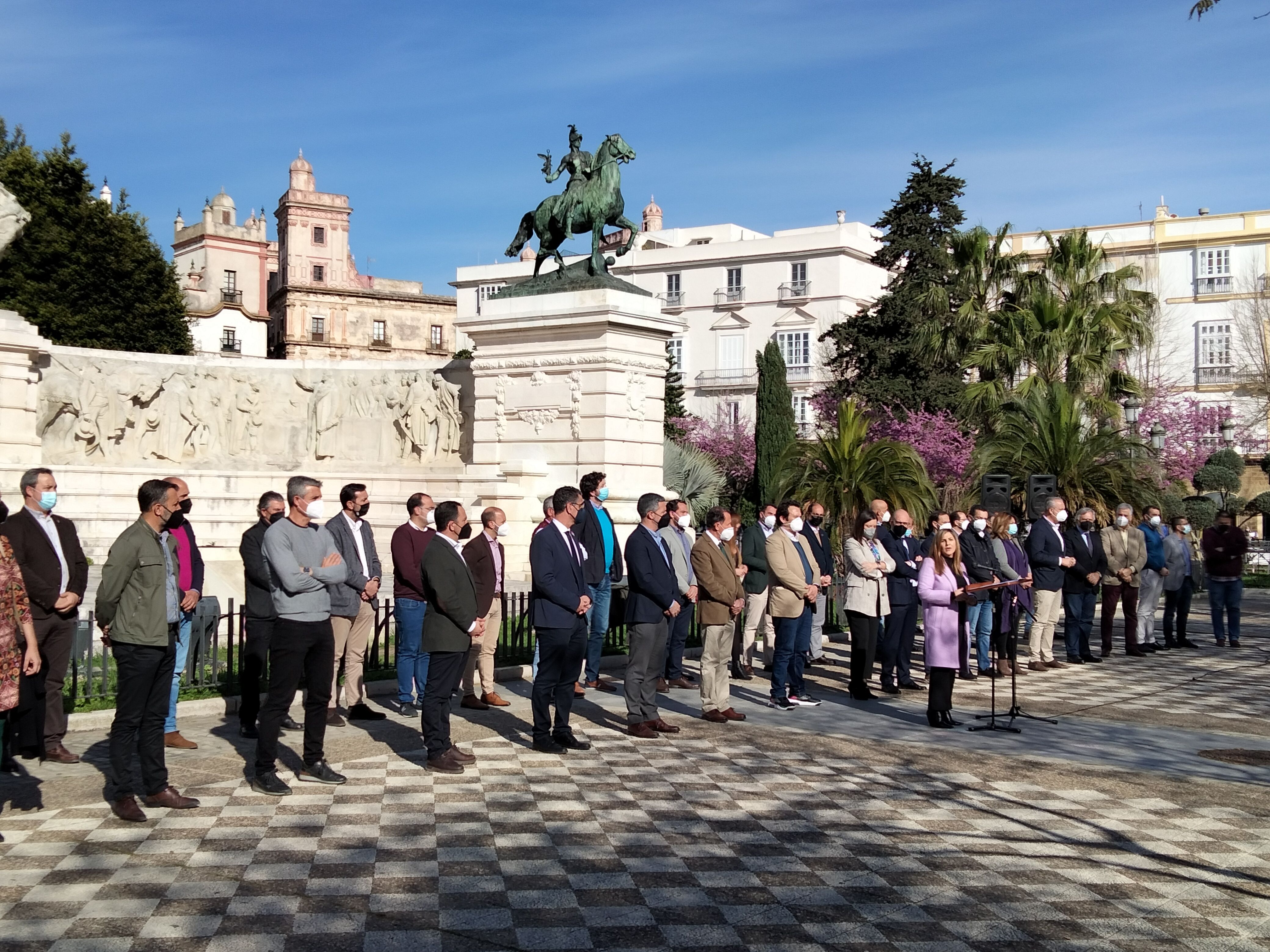 Los alcaldes de IU de la provincia de Cádiz reunidos en la plaza de la Constitución de la capital.