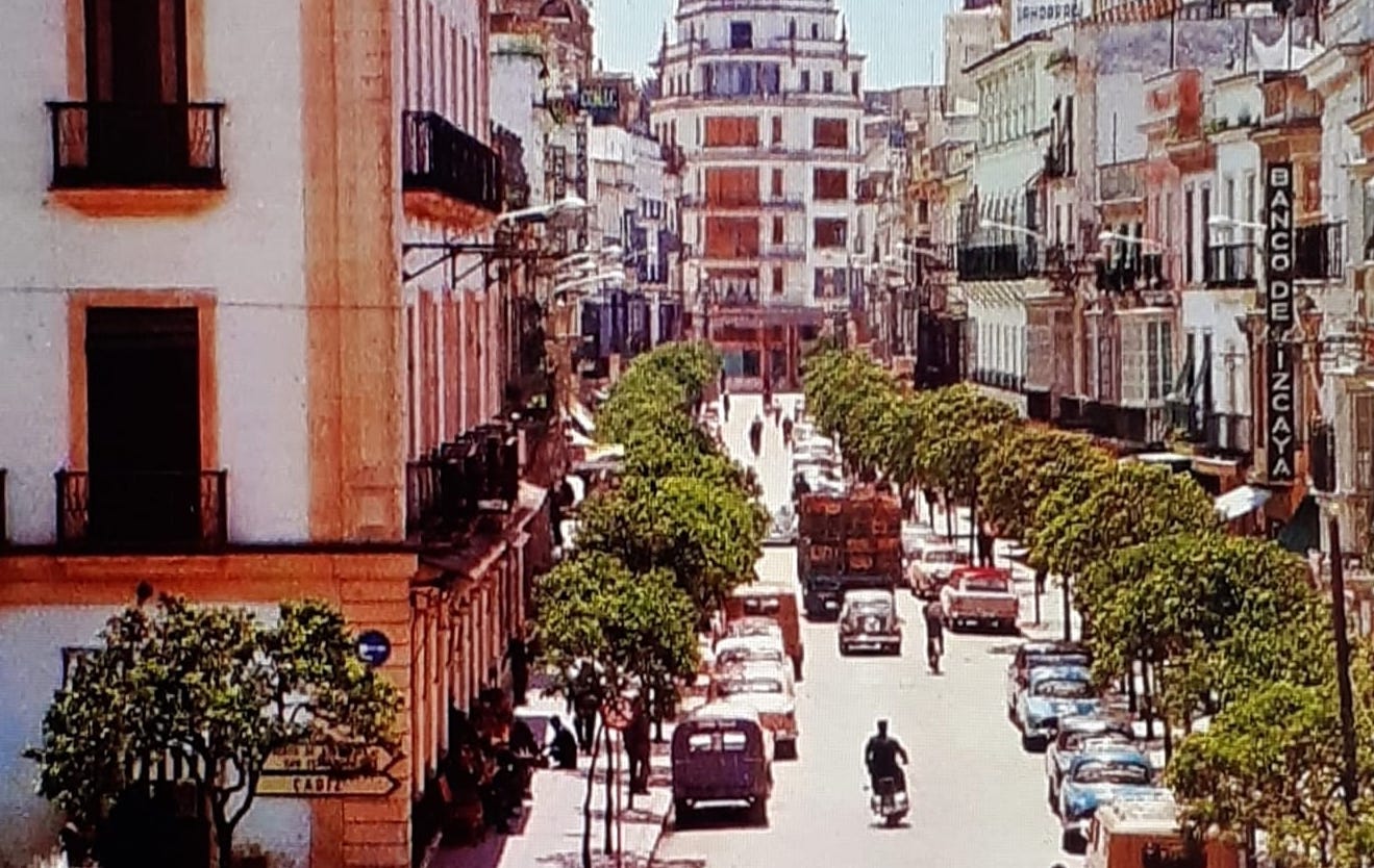 La calle Larga, antes de ser peatonalizada.