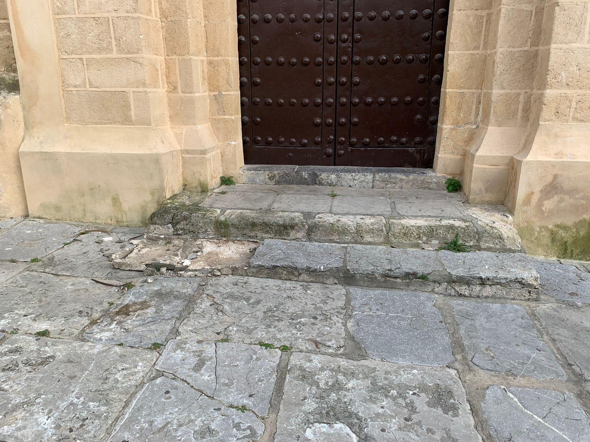 Uno de los escalones del santuario de San Lucas, con piezas arrebatadas. HDAD. TRES CAÍDAS