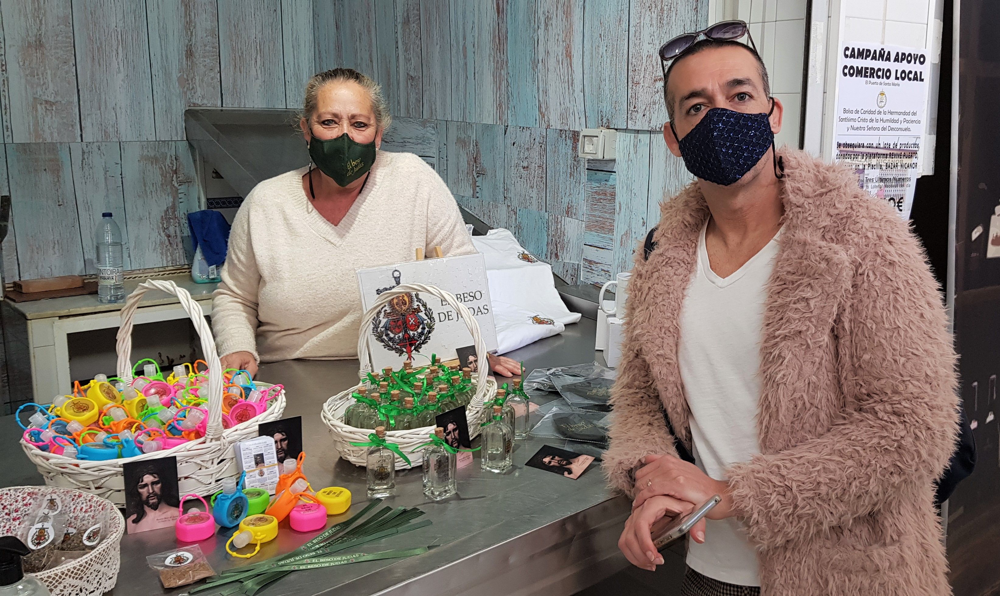 Torrijas y 'merchandising' de cofradías en los puestos solidarios de la Plaza de El Puerto.