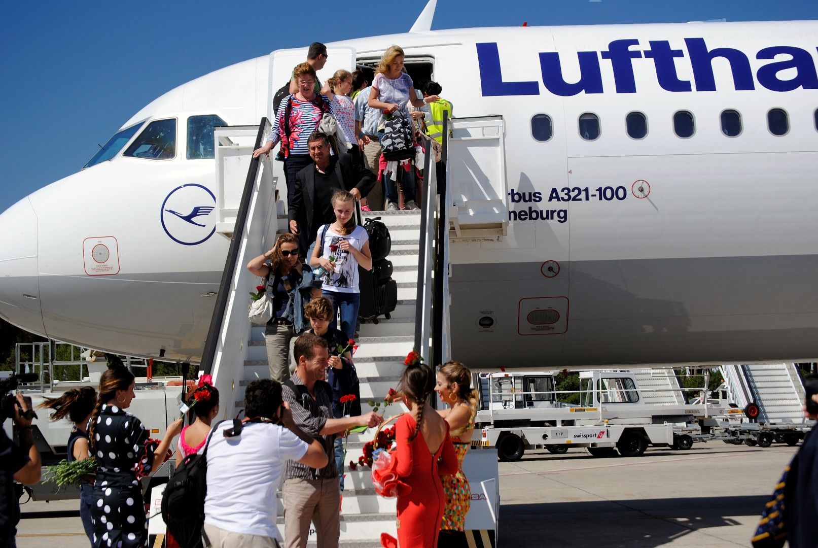 Pasajeros procedentes de Alemania llegando a España en un vuelo de Lutfhansa, en una imagen de archivo.