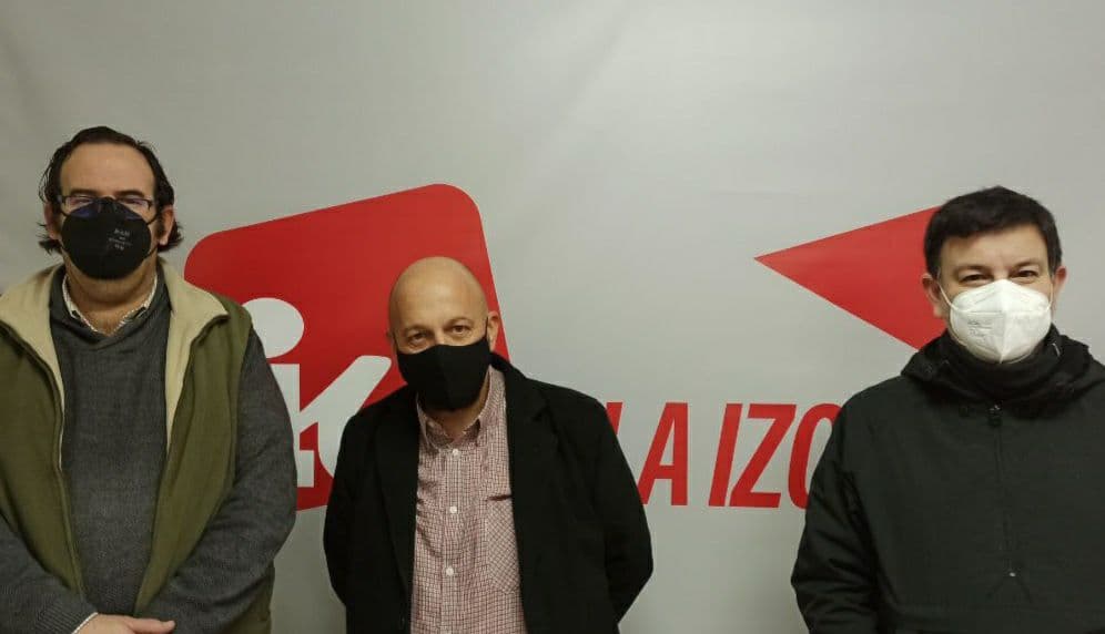 El alcalde de La Barca, Alejandro López, con Raúl Ruiz-Berdejo y Domingo Pedro García, de IU.